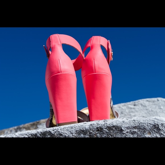 Ted Baker Sandals in snakeskin & neon pink sz 40/9 - Picture 4 of 7